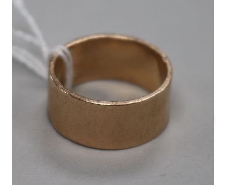 A George V plain 9ct gold wedding band, 7.7 grams, size R.