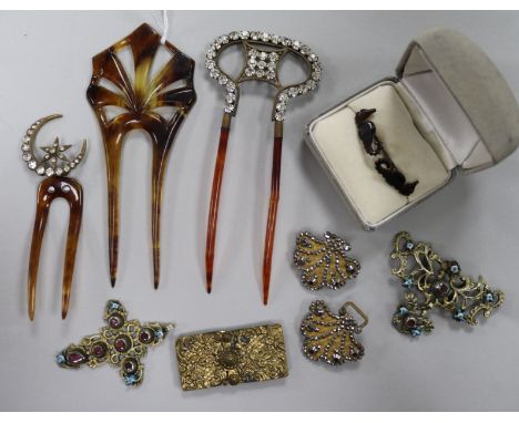 Mixed jewellery including a 19th century Austro-Hungarian? garnet and enamel set cross pendant.