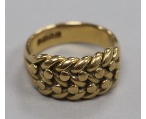 A late Victorian 18ct gold part "plaited" ring, 13.3 grams, size R.