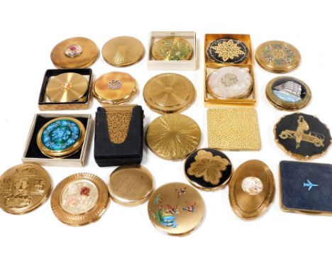Mid century vintage compacts, some boxed, variously decorated, including Stratton, Estee Lauder, Kigu, and Margaret Rose, tog
