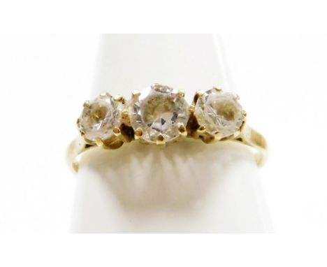 A 9ct gold and cubic zirconia set dress ring, the three czs in a raised claw setting, with pierced design shoulders, ring siz