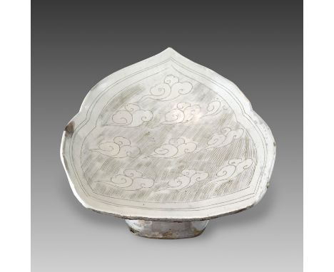 the curving top shaped as a ruyi head rising from a petal-shaped base, the top and underside with a design of clouds incised 