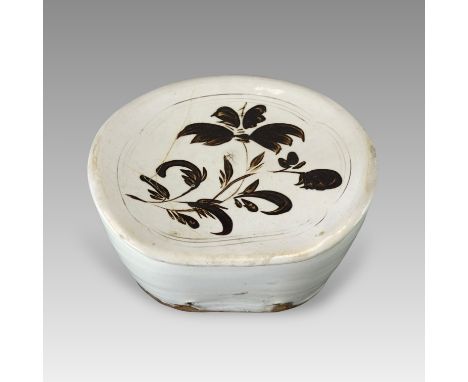 of kidney shape, incised to the top with a quatrefoil panel freely painted in brown slip with a floral spray on the cream gro