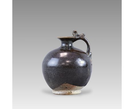 This rare ewer can be attributed to the kilns at Huangpu in Tongquan, Yaozhou county, Shaanxi province, which started produci