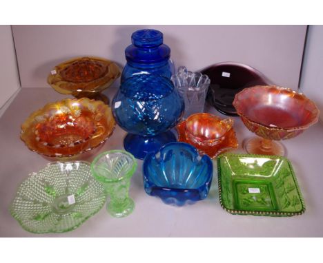 Quantity of vintage glassware to include green depression glass and carnival glass (14 pieces in total)
