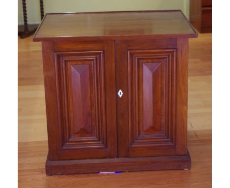 Mahogany drinks cabinet with 2 doors opening to a shelf and decanter drawer, 84cm wide, 56cm deep, 78cm high