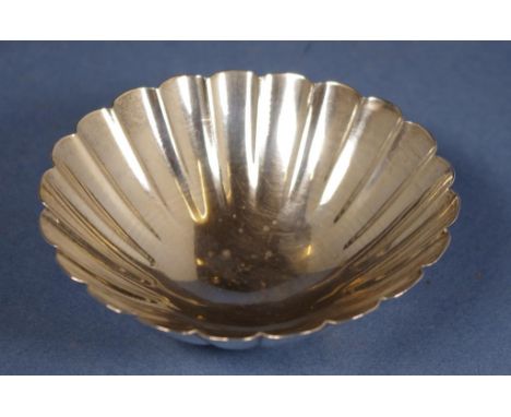 Japanese Uyeda sterling silver bowl scalloped rim, tri footed. Marked Sterling K. Uyeda 950 to base. Dia11cms approx. W78gram