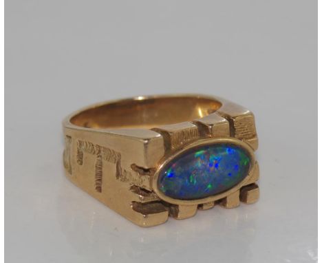 Retro 18ct gold and opal ring approx weight 11.5gms, size:U/10