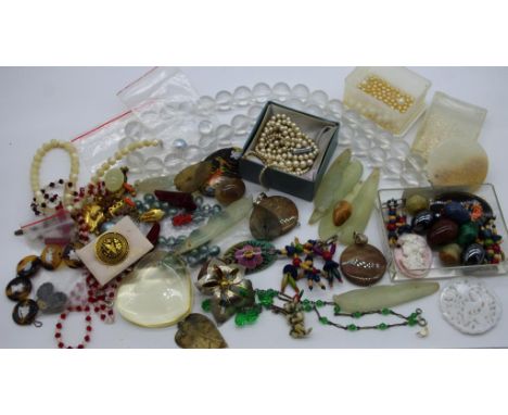 Box of vintage costume jewellery to include necklaces brooches, pendants, and pearls