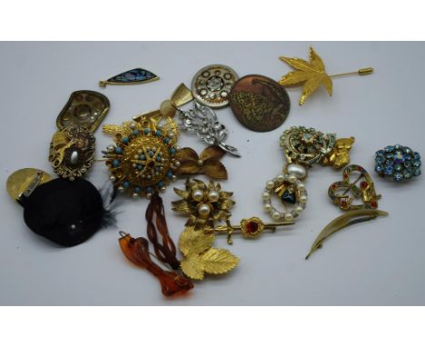 Box of vintage costume brooches & hair clips