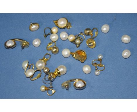 Bag of assorted vintage pearl & other earrings