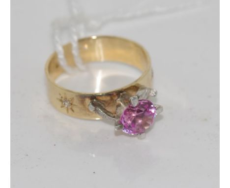 9ct gold pink gem set ring with two clear stones to the edge of the band. Size5-6/K. Weight 2.7gms