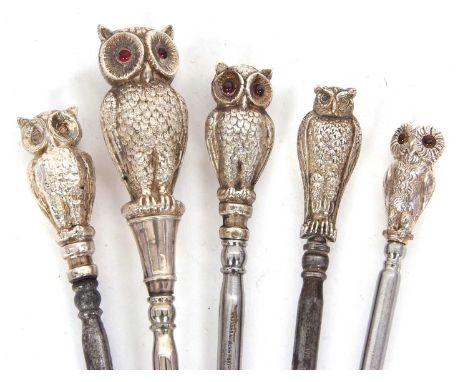 Five silver mounted "owl" button hooks to include an Edwardian double sided example with red glass eyes, hallmarked Birmingha