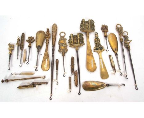 Quantity of vintage brass shoe horns and button hooks