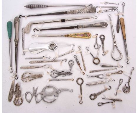 Quantity of mainly vintage novelty button hooks to include a shagreen handled, golf club example, and bone handled etc (43)