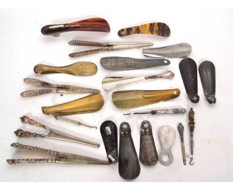 Mixed Lot: Four pairs of glove stretchers, three button hooks and thirteen various shoe horns