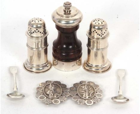 Mixed Lot: A pair of Victorian silver light house peppers with reeded detail supported on a spreading foot, London 1894, make