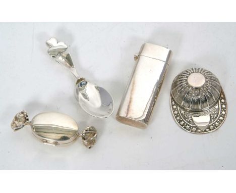 Mixed Lot: Elizabeth II silver jockey cap caddy spoon, Sheffield 1989, Francis Howard Ltd, a silver tooth pick case, London 2