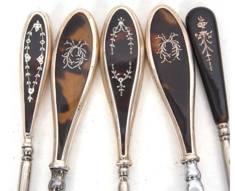 A pair of George V shoe horn and long handled button hook with tortoiseshell and inlaid handles, hallmarked Birmingham 1913, 