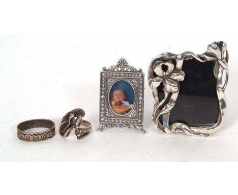 Mixed Lot: A hallmarked silver scarf ring with a Celtic design Birmingham 1954, makers mark C E P, a small Elizabeth II silve