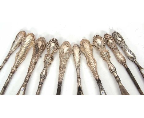Group of five silver handled and steel shoe horns, Birmingham 1900/07, together with five Edwardian silver handled button hoo