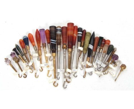 A group of twenty vintage small agate handled button hooks, 6-12cm long, six crystal set hooks and two others (28)