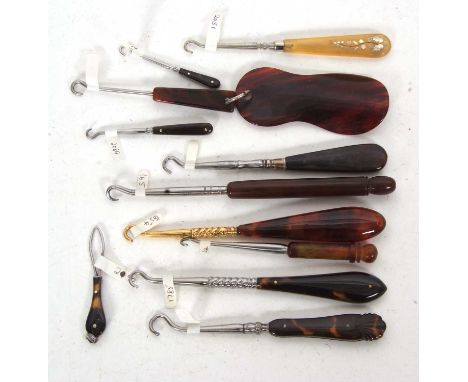 Group of antique tortoiseshell handled button hooks, 6-12cm long (steel hooks)