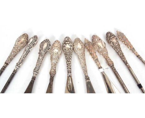 Group of five pairs of Victorian/Edwardian shoe horns/button hooks, various dates and makers, 17-19cm long