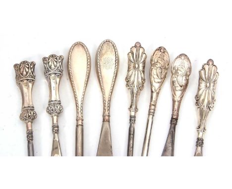 Group of four early 20th Century pairs of silver handled shoe horns and button hooks, Birmingham 1907/12, various dates and m