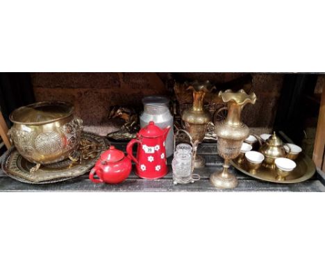 SHELF OF MISC BRASS WARE, DECORATIVE PLAQUE & A RED ENAMEL COFFEE / TEA POT