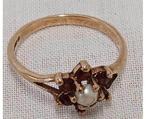 AN OPAL & GARNET 7 STONE RING IN 9ct, SIZE 'J'