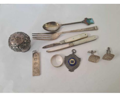 TUB OF MISC SILVER ITEMS INCL; 2 SILVER BLADED FRUIT KNIVES, SILVER INGOT, CUFF LINKS, SMALL FORK & OTHER SILVER ITEMS, 80g 