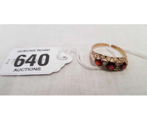 9ct 3 STONE GARNET & GEM SET RING, SIZE 'R'