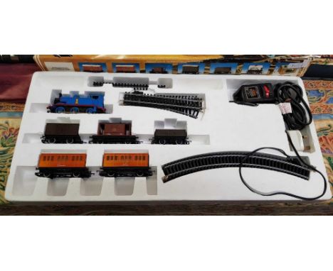 BOXED WORLD OF THOMAS THE TANK ENGINE ELECTRIC TRAIN SET, NOT KNOWN IF COMPLETE OR WORKING & MODEL LORRY IN BOX