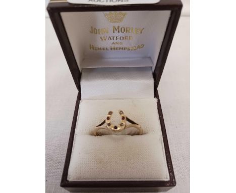 A RUBY & DIAMOND 7 STONE HORSE SHOE MOTIF MOUNTED GOLD RING , SIZE 'U'