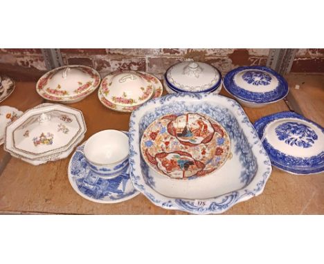 SHELF OF LIDDED TABLE DISHES BY OLD WILLOW, ROYAL DOULTON, ROSES & WATTLE & OTHER MAKERS