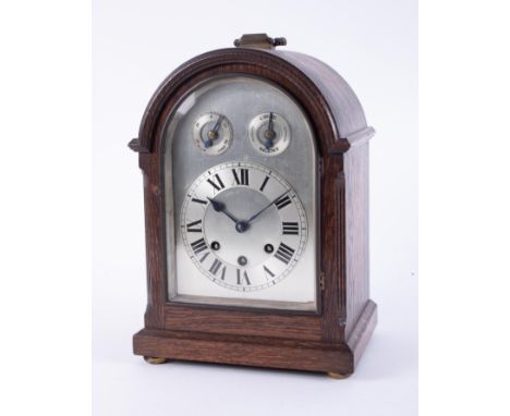 An oak cased bracket clock with chiming movement, height 35cm.