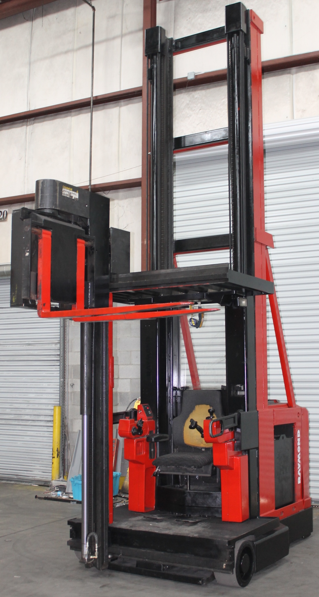 Raymond Narrow Aisle Swing Reach Truck Forklift Model