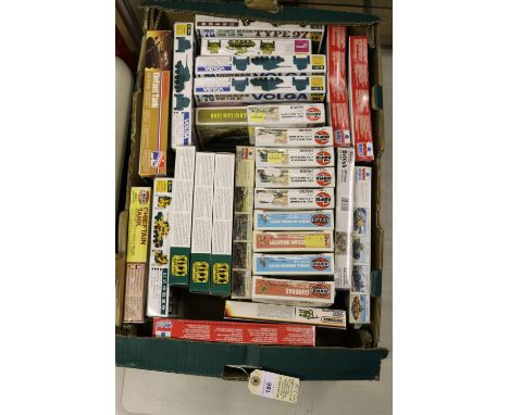 28 unmade military related plastic kits/figures by ESCI, Airfix, Fujimi and Emhar etc. Scales most 1:72. Including 5x AEC Mat