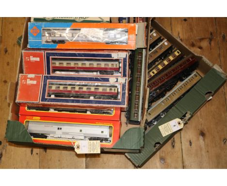 35x OO/HO gauge coaches by Lima, RoCo, Hornby Acho, etc. Including 18x British outline coaches including; 3x Pullman Cars, 4x