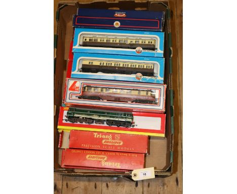 19x OO gauge items. Including 2x locomotives; Lima BR railcar, W22, in Carmine and Cream. A BR Class 31 Co-Co diesel loco, D5