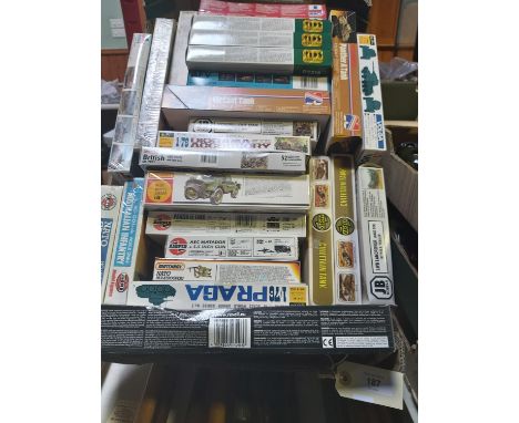 26 unmade military related plastic kits/figures by ESCI, Airfix, Fujimi and Emhar etc. Scales most 1:72. Including Tanks: T-3