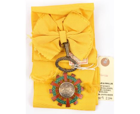 Ecuador: Order of National Merit,  sash and sash badge in silver gilt with 12 red enamelled rays interwoven by green enamelle