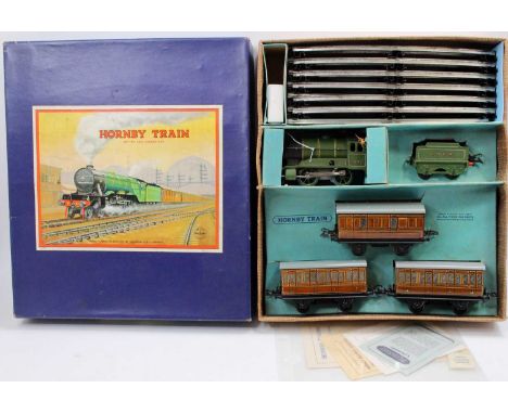 1948-54 Hornby 0-gauge clockwork No.501 LNER Passenger set comprising green 0-4-0 loco &amp; tender LNER 1842 with two 1st/3r