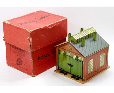 1928-33 Hornby 0-gauge clockwork Engine Shed No.1, yellow/cream base, yellow ridge tiles, inside of doors printed.  Silvering