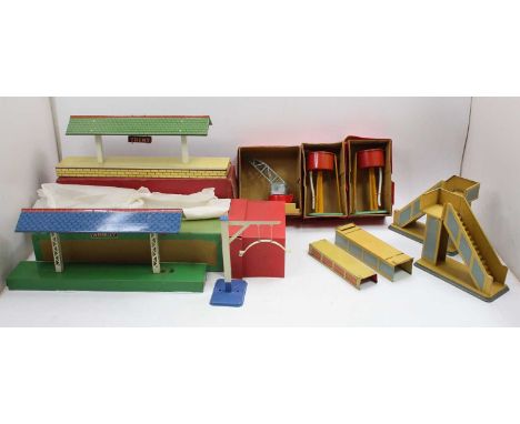 Hornby 0-gauge buildings and accessories: 1936-7 Island Platform ‘Wembley’ green platform (with ramps) blue tiled roof. (E) b