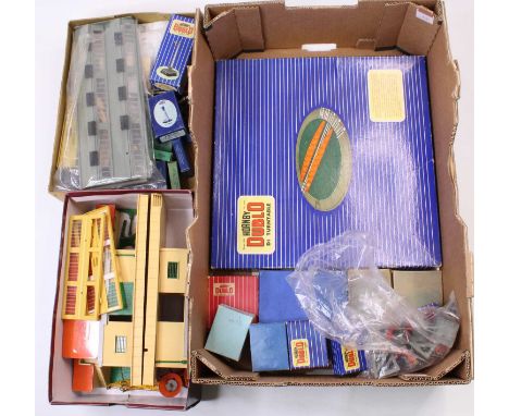Various Hornby-Dublo accessories: D1  turntable (E)(BE); Two goods depot kits, assembled; Engine shed extension kit (VG);  ED