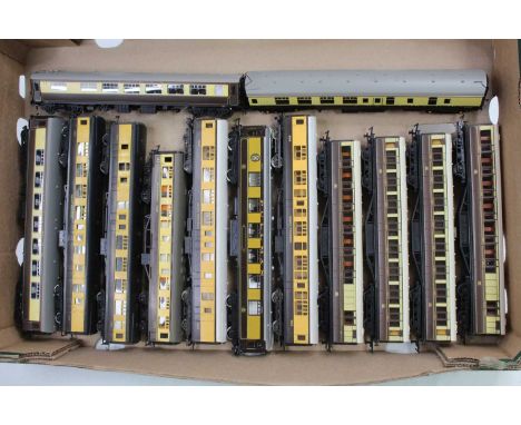 One tray containing a quantity of various Great Western Region and Pullman passenger coaches and rolling stock to inlcude Bac