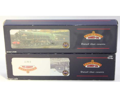 A Bachmann 00 gauge boxed locomotive group to include a No. 32-555 Class A1 Kestrel loco and tender, together with a No. 32-5