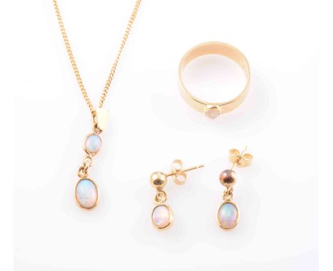 A COLLECTION OF OPAL AND GOLD JEWELLERY TO INCLUDE A NECKLACE, the two graduating oval cut opals collet set on articulated li